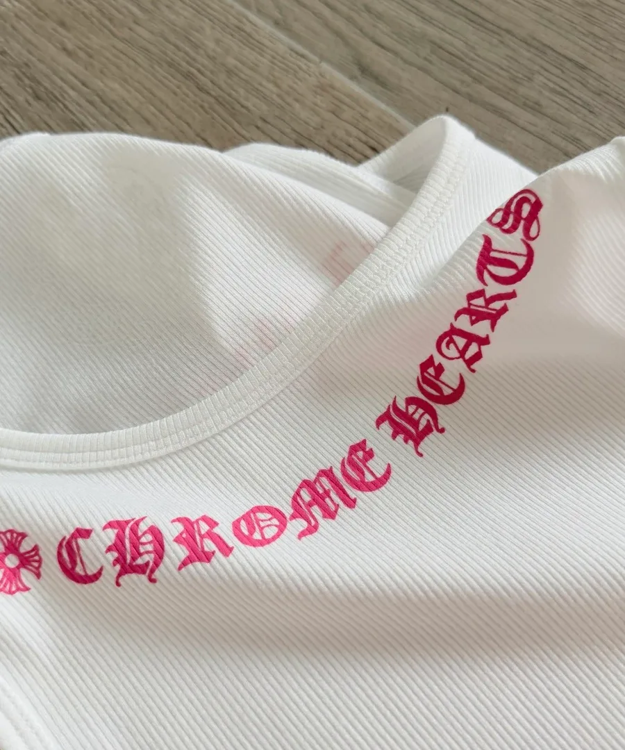 Деталь проймы белого платья-майки Chrome Hearts с розовым принтом