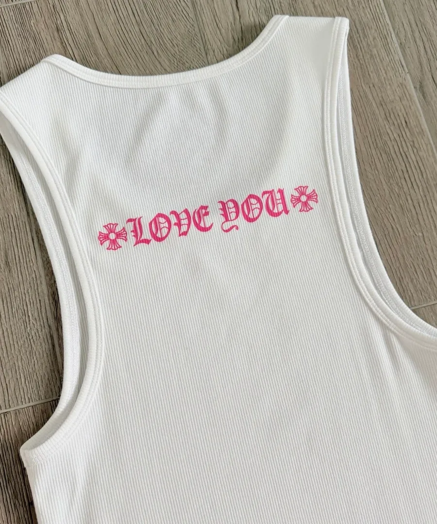 Деталь текстуры ткани и розового принта LOVE YOU
