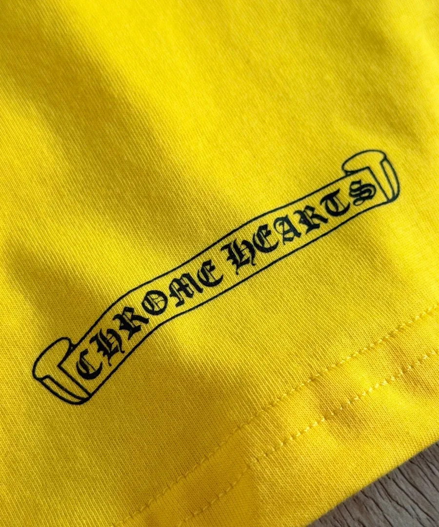 Крупный план текстового принта Chrome Hearts