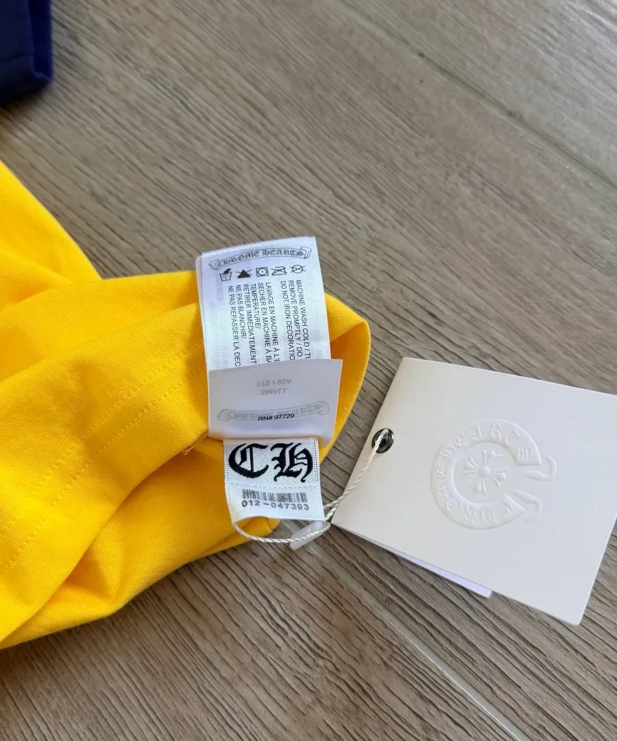 Внутренние ярлыки желтой футболки Chrome Hearts