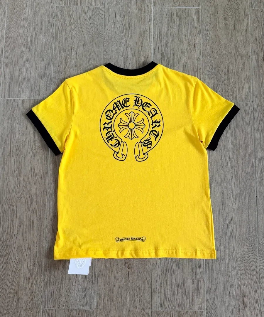 Желтая футболка Chrome Hearts с принтом подковы на спине