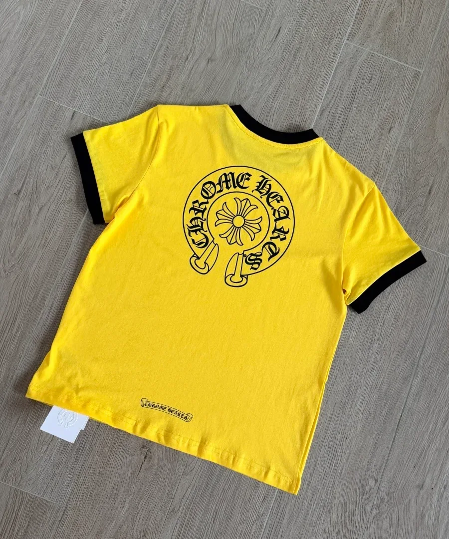 Желтая футболка Chrome Hearts, вид со спины под углом