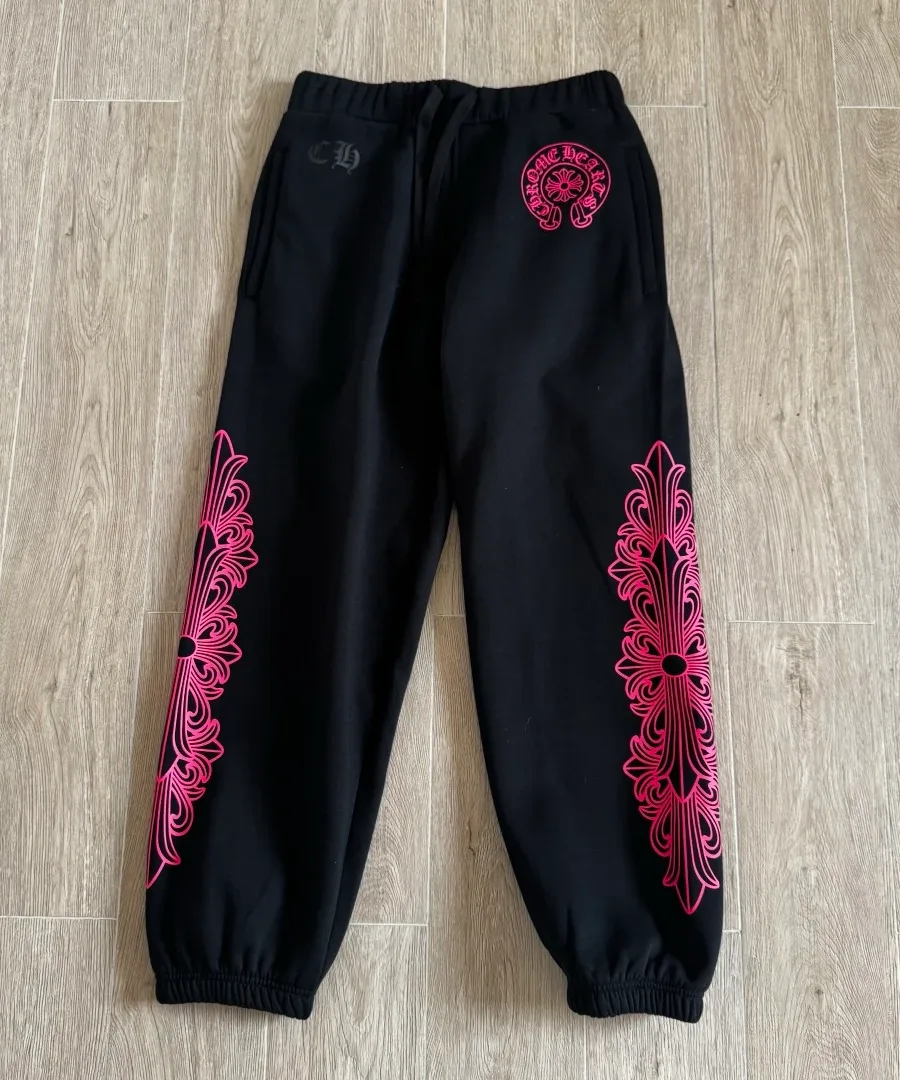 Спортивные штаны Chrome Hearts черного цвета, вид спереди