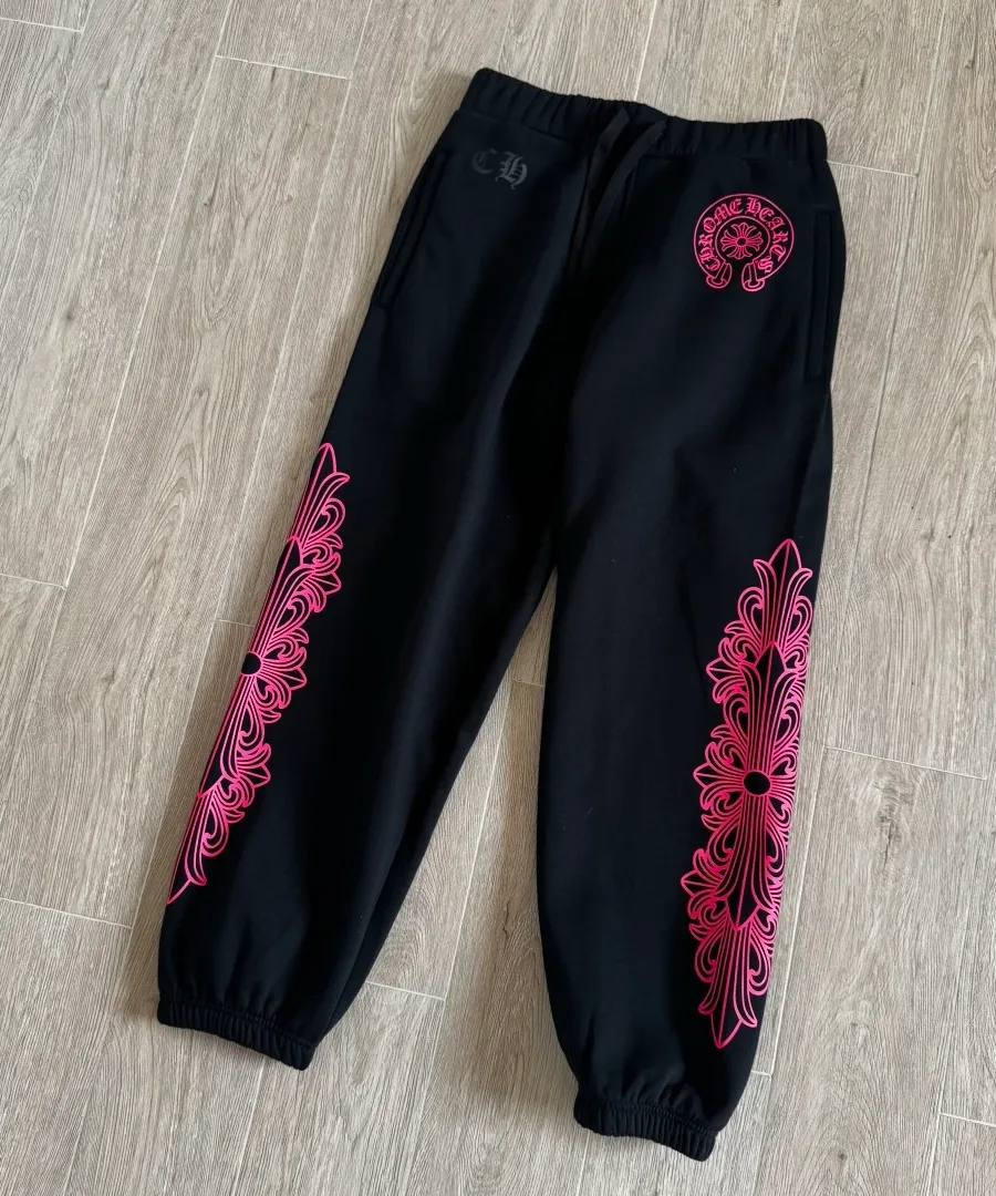 Черные спортивные штаны Chrome Hearts с розовым принтом