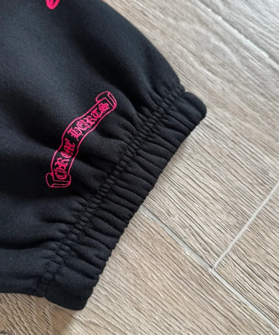Эластичная манжета спортивных штанов Chrome Hearts с вышивкой
