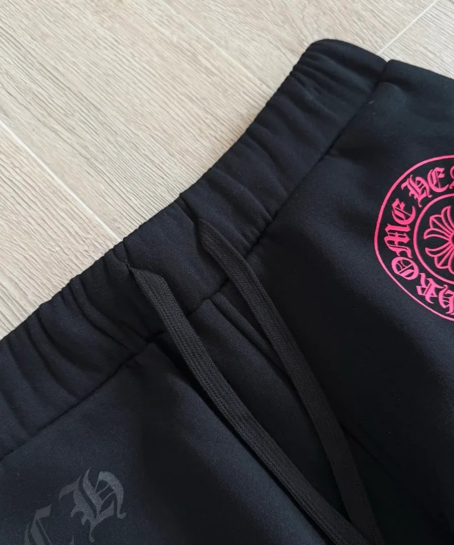 Детали пояса и принтов на спортивных штанах Chrome Hearts