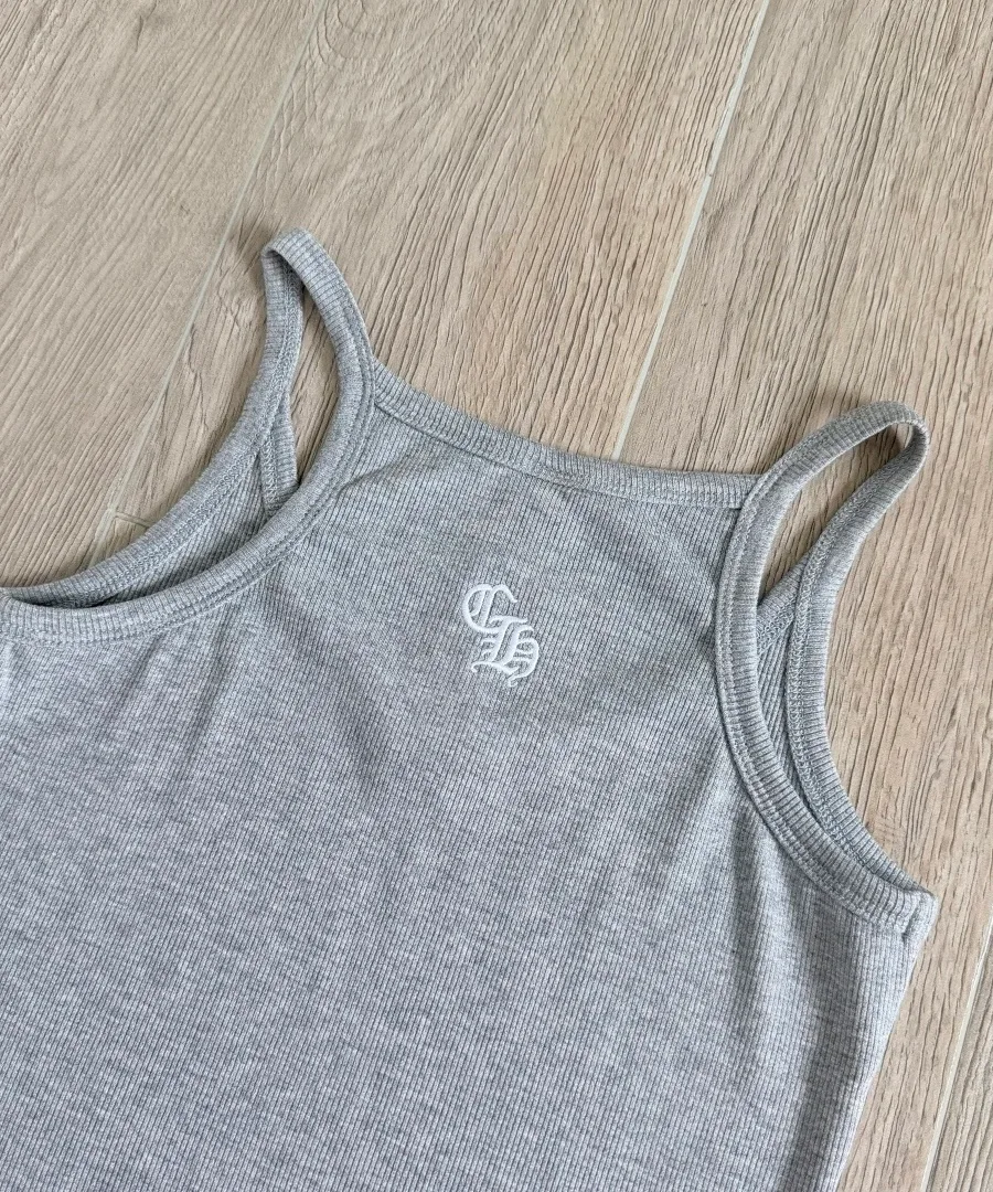 Вышивка монограммы CH на спинке серой майки Chrome Hearts