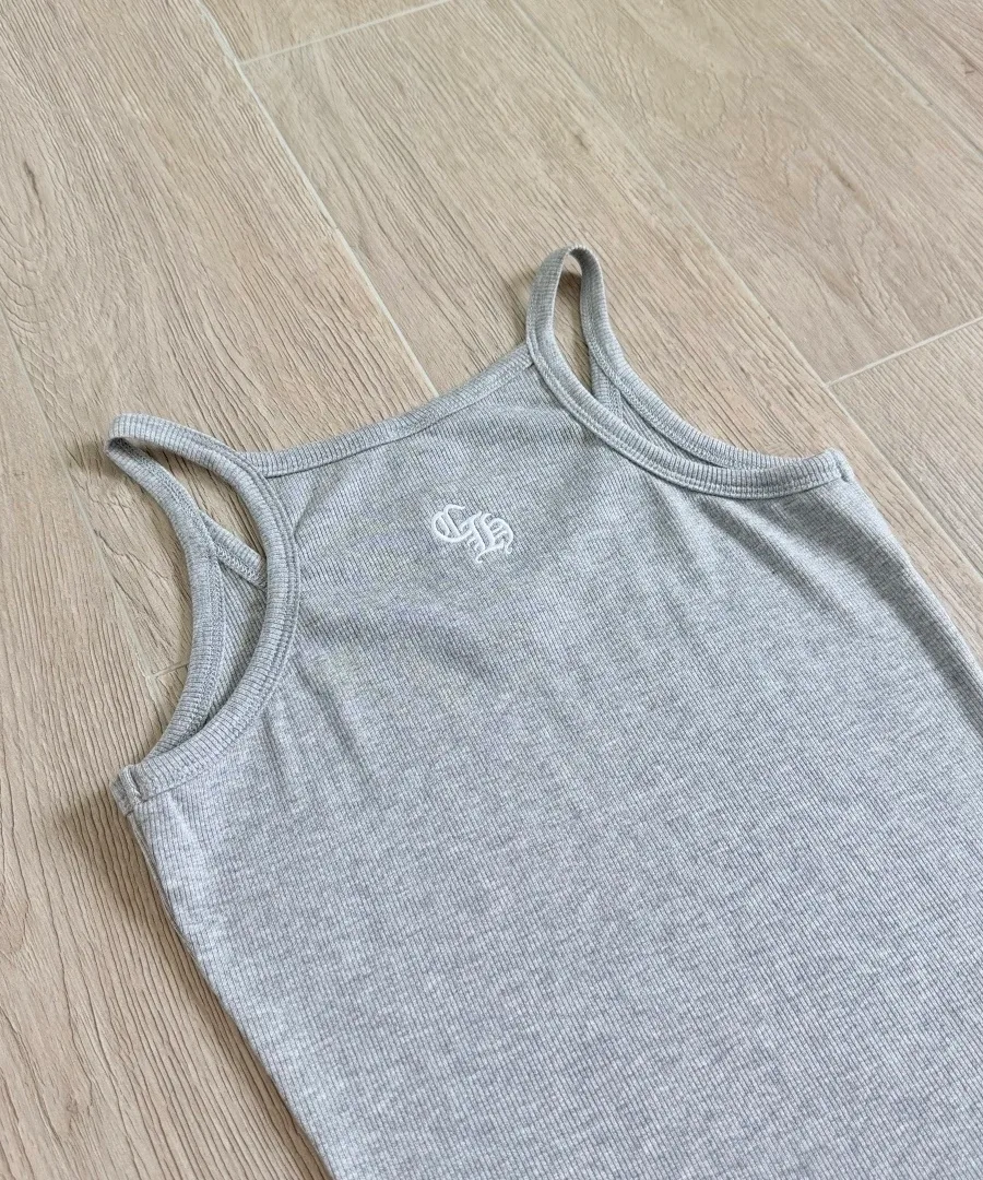 Верхняя часть спинки серой майки Chrome Hearts с вышивкой