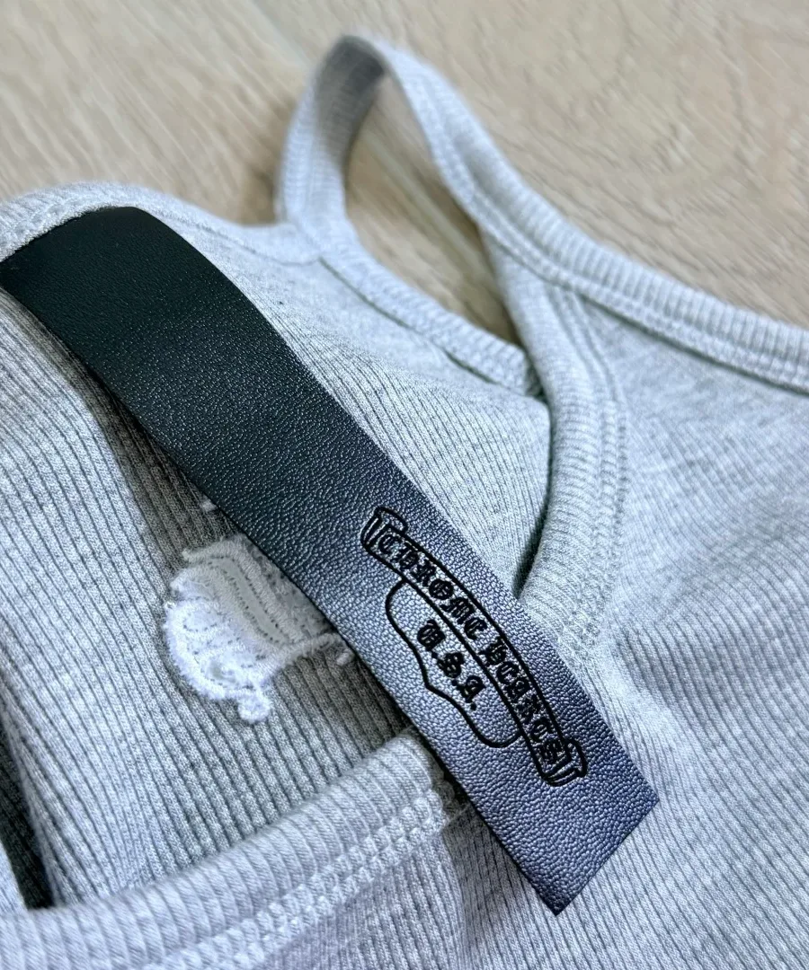 Кожаная нашивка с логотипом Chrome Hearts на внутренней стороне горловины