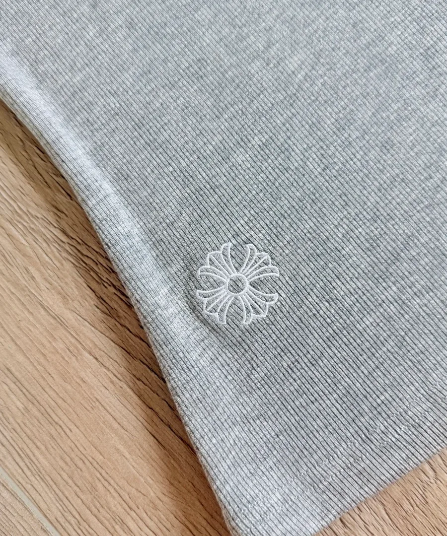 Вышивка в виде геральдического креста на серой майке Chrome Hearts