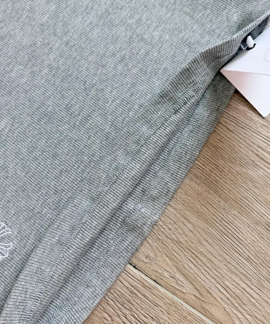 Нижний край серой майки Chrome Hearts с вышивкой
