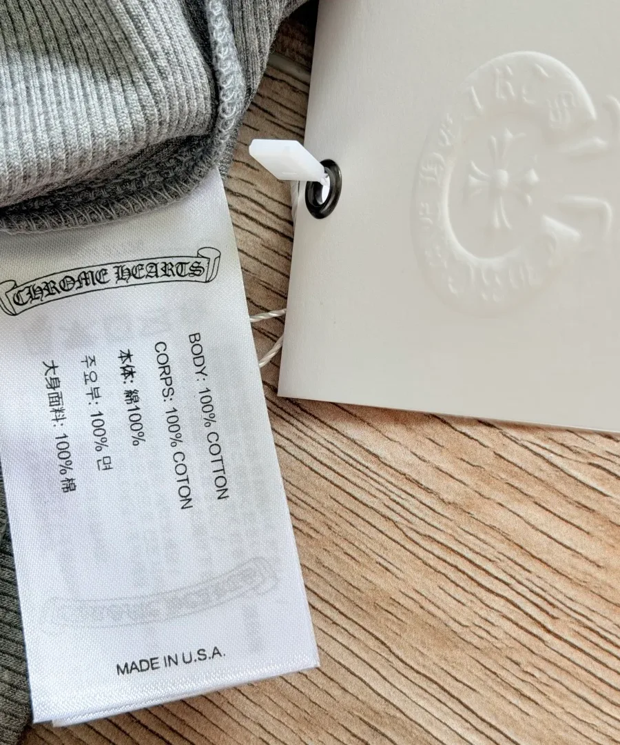 Ярлык с указанием состава ткани (100% хлопок) на майке Chrome Hearts