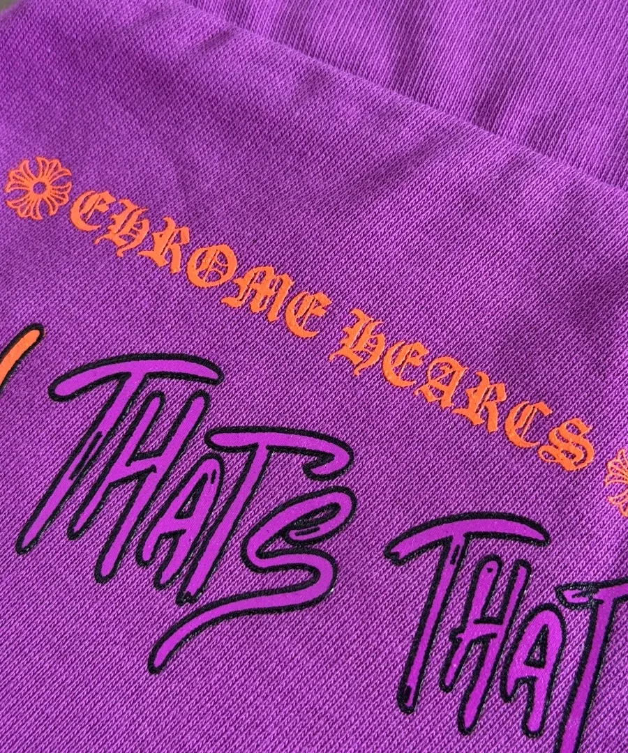 Деталь принта Chrome Hearts And That's That на фиолетовой юбке
