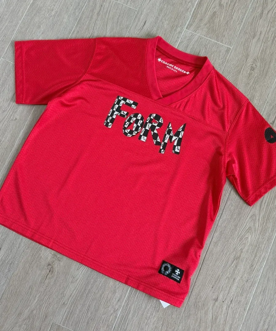 Красная футболка-джерси Chrome Hearts под углом