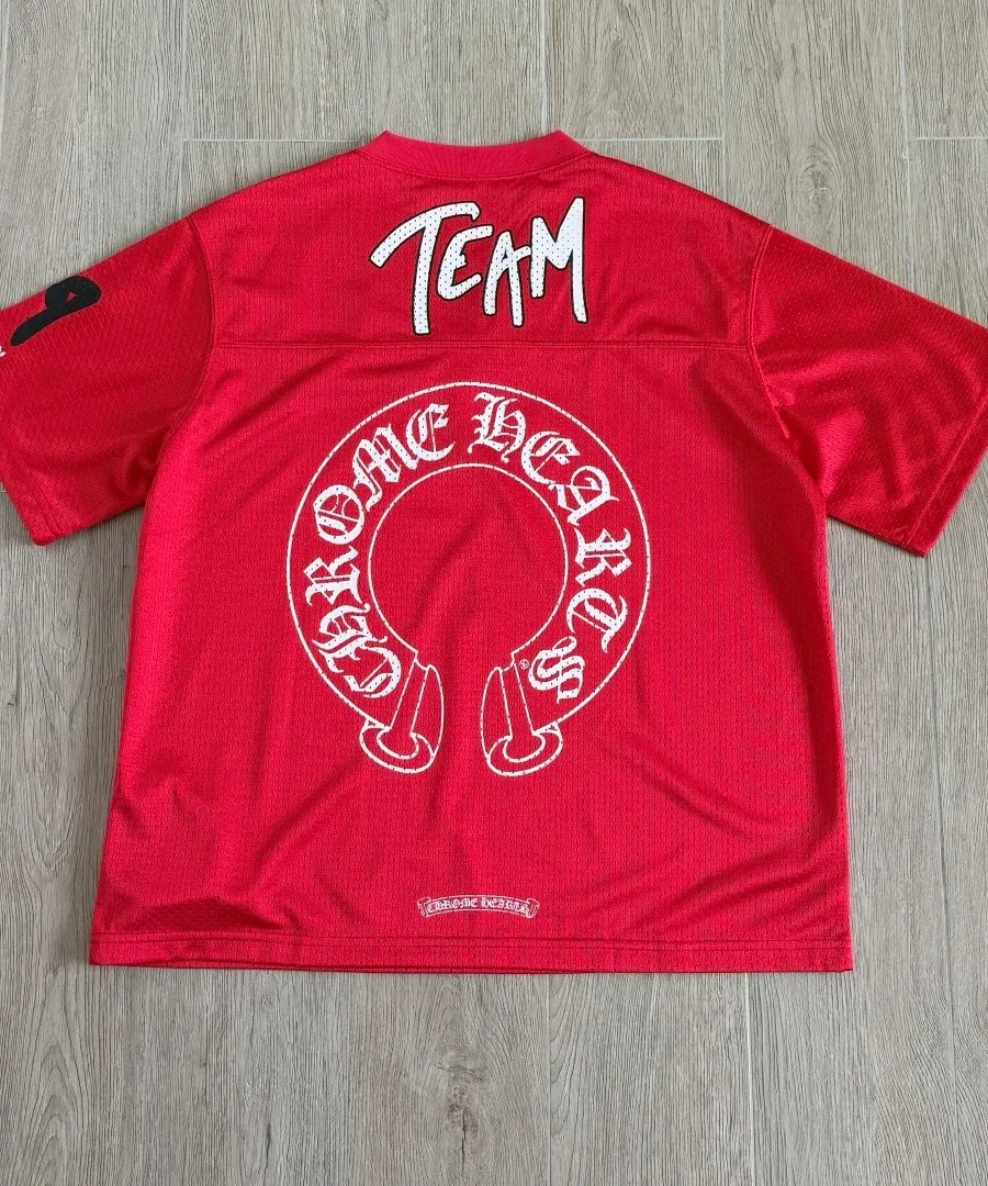 Красная футболка-джерси Chrome Hearts, вид сзади