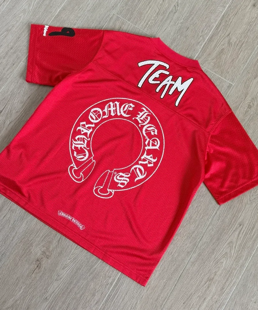 Красная футболка-джерси Chrome Hearts, вид со спины под углом