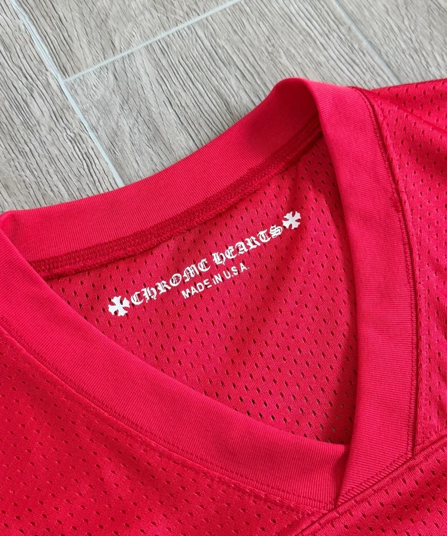 Деталь воротника красной футболки-джерси Chrome Hearts с внутренним брендингом