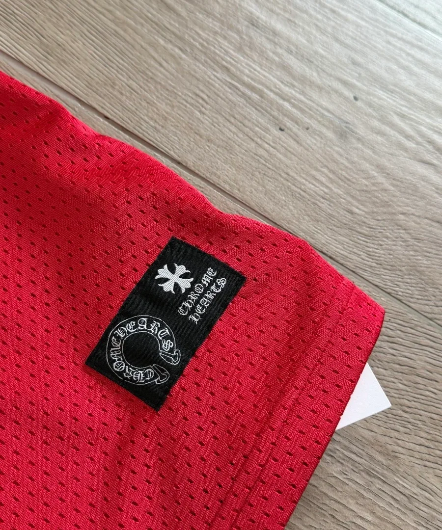 Деталь нашивки с логотипом Chrome Hearts на нижней части футболки