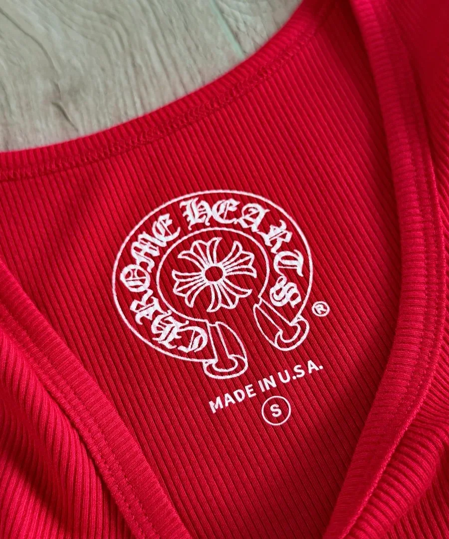 Внутренний принт на горловине красного платья-майки Chrome Hearts