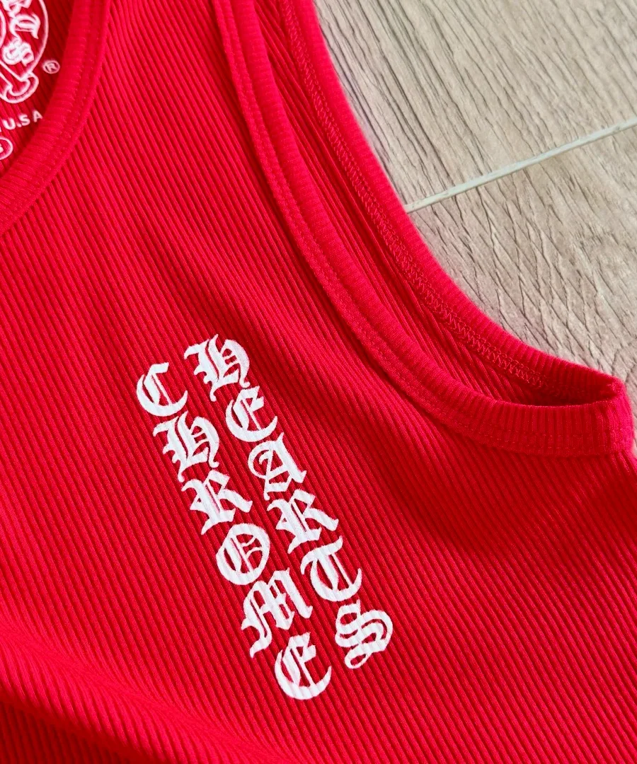 Принт с готическим шрифтом на красном платье-майке Chrome Hearts