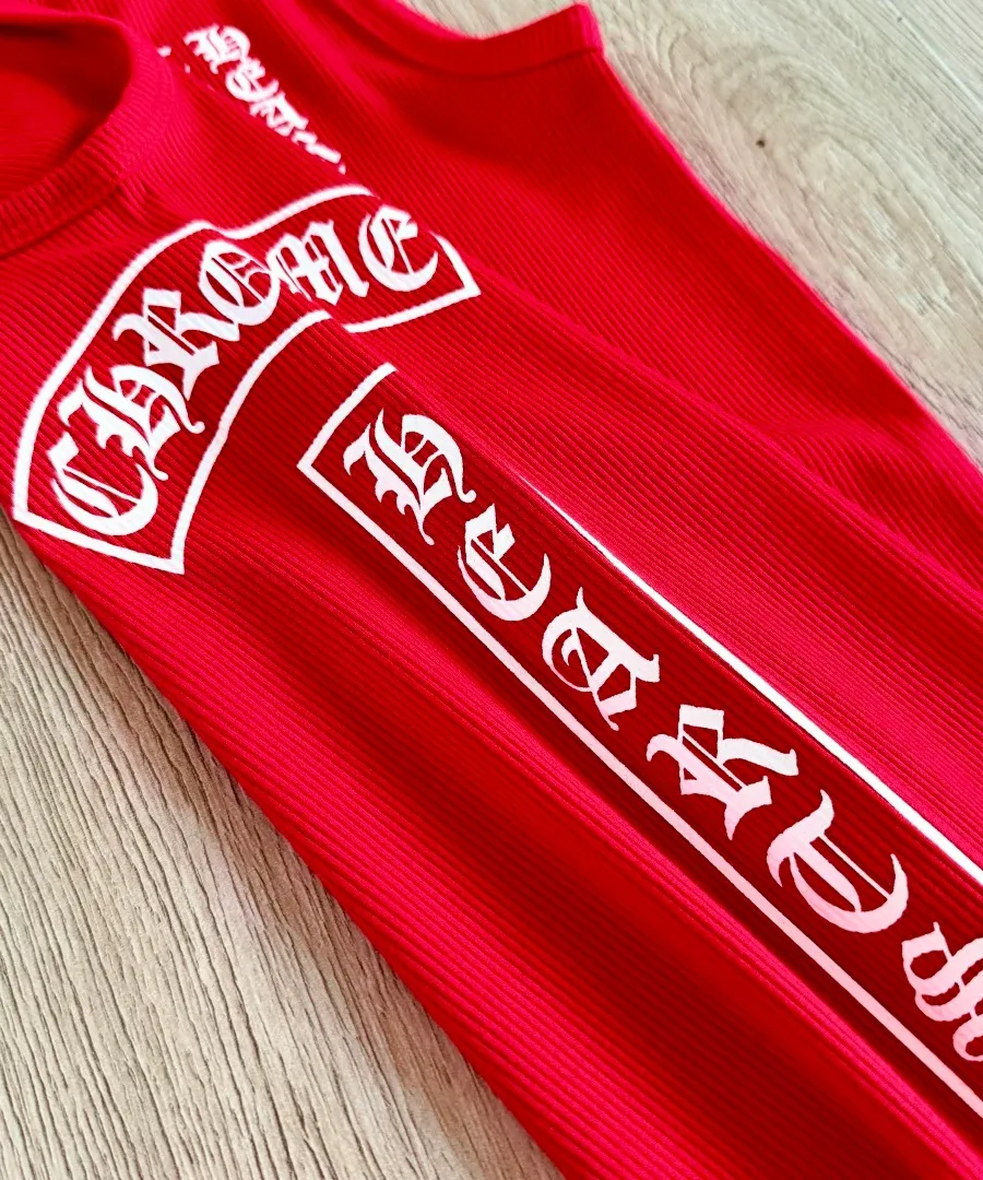 Крупный план принта на спине красного платья-майки Chrome Hearts