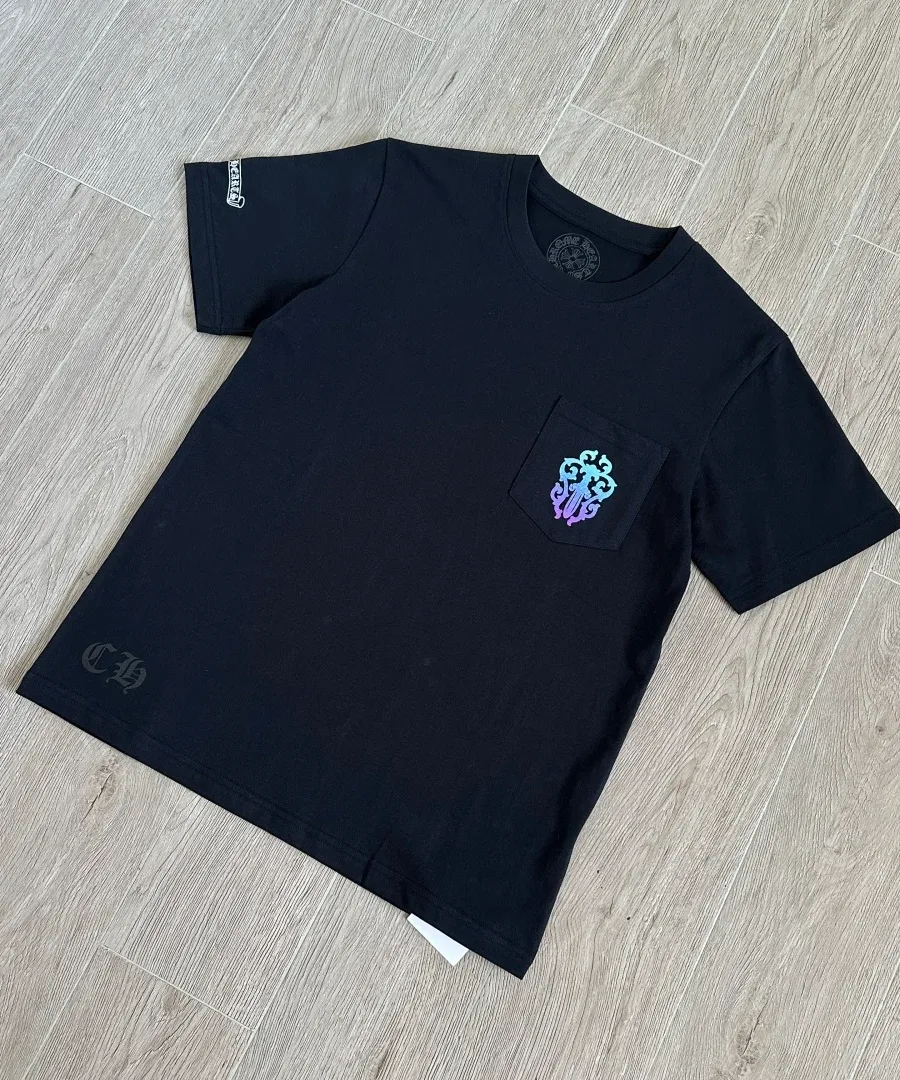 Черная футболка Chrome Hearts под углом