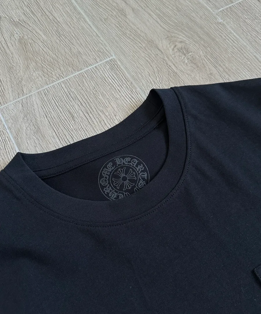 Внутренняя сторона горловины черной футболки Chrome Hearts