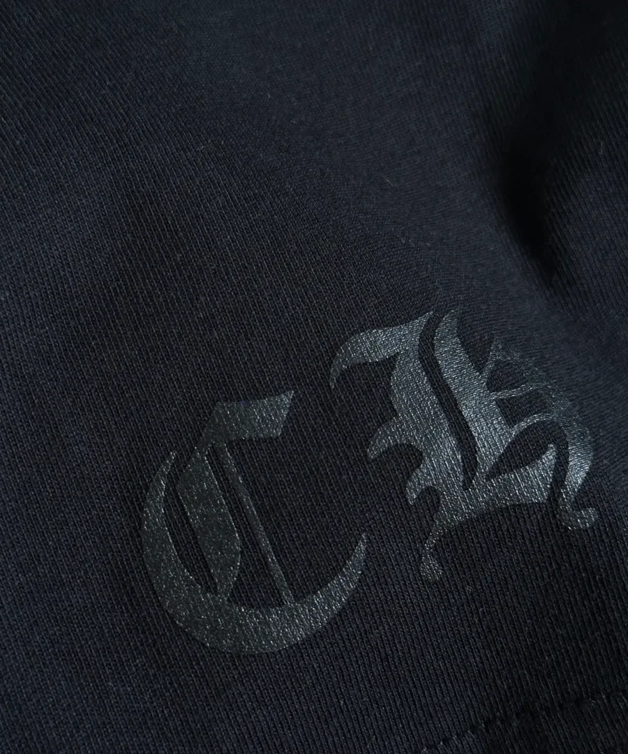 Тисненый логотип CH на черной футболке Chrome Hearts
