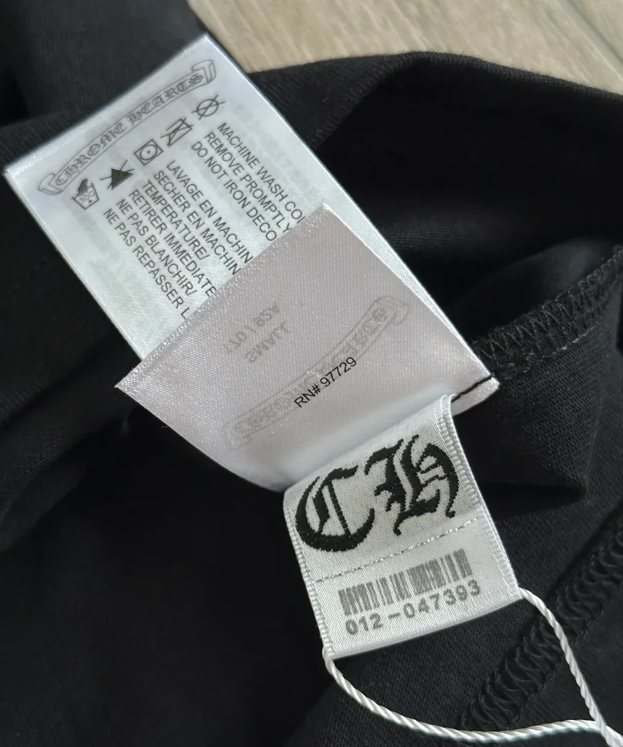 Ярлык с инструкцией по уходу черной футболки Chrome Hearts