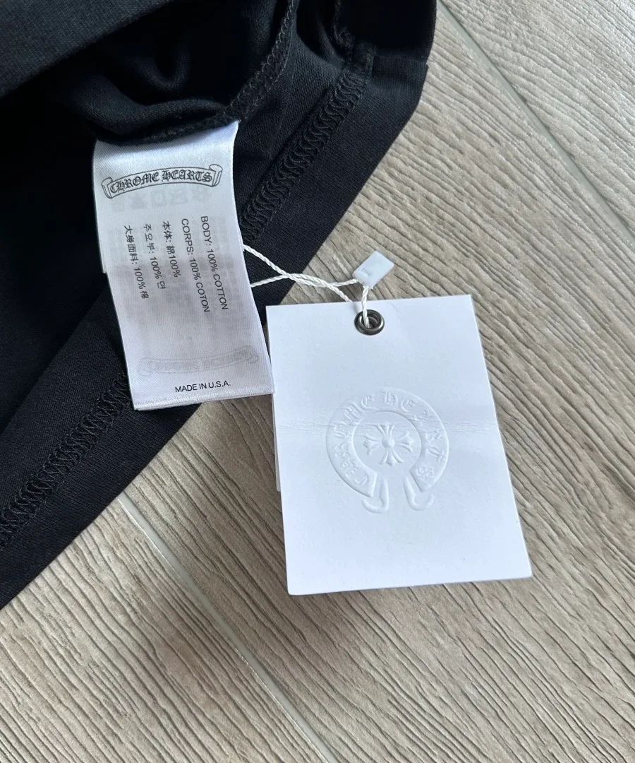 Бирки черной футболки Chrome Hearts