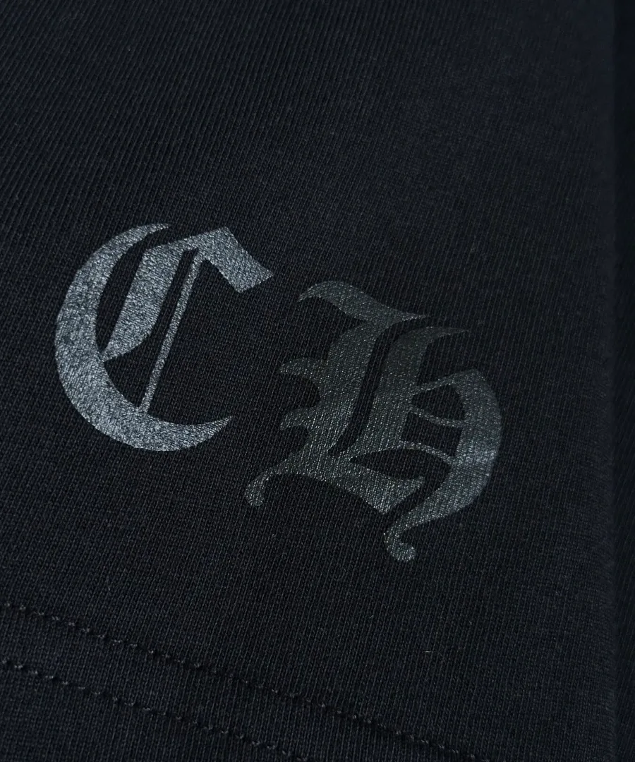 Логотип CH на черной футболке Chrome Hearts