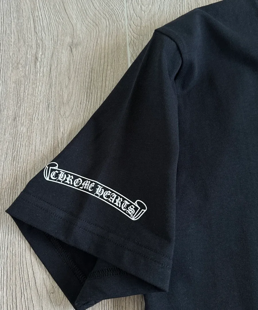 Принт на рукаве черной футболки Chrome Hearts