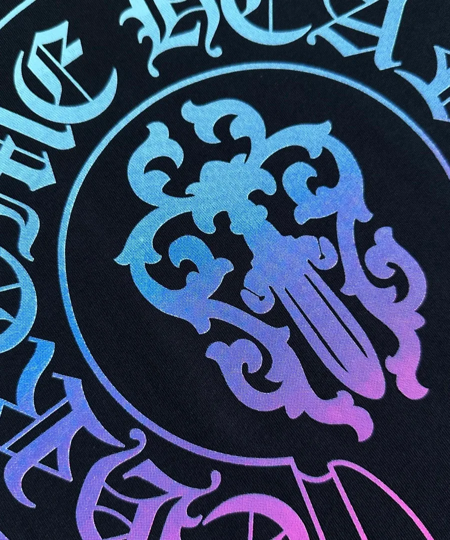 Принт с подковой и кинжалом на черной футболке Chrome Hearts