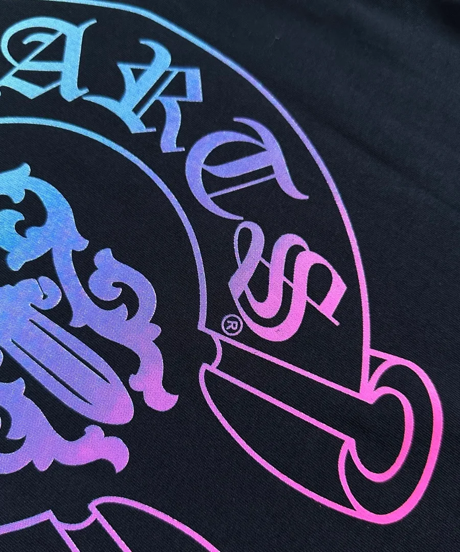 Крупный план принта на черной футболке Chrome Hearts