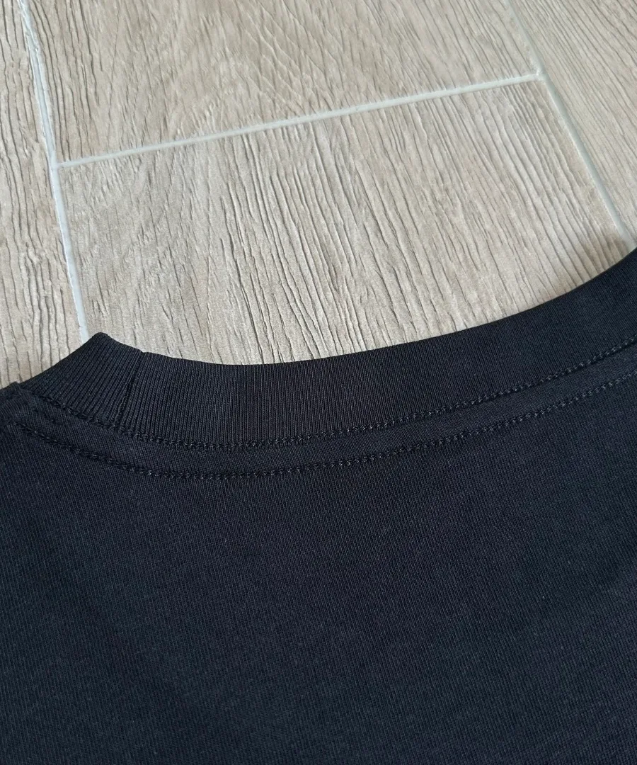 Круглый вырез горловины черной футболки Chrome Hearts