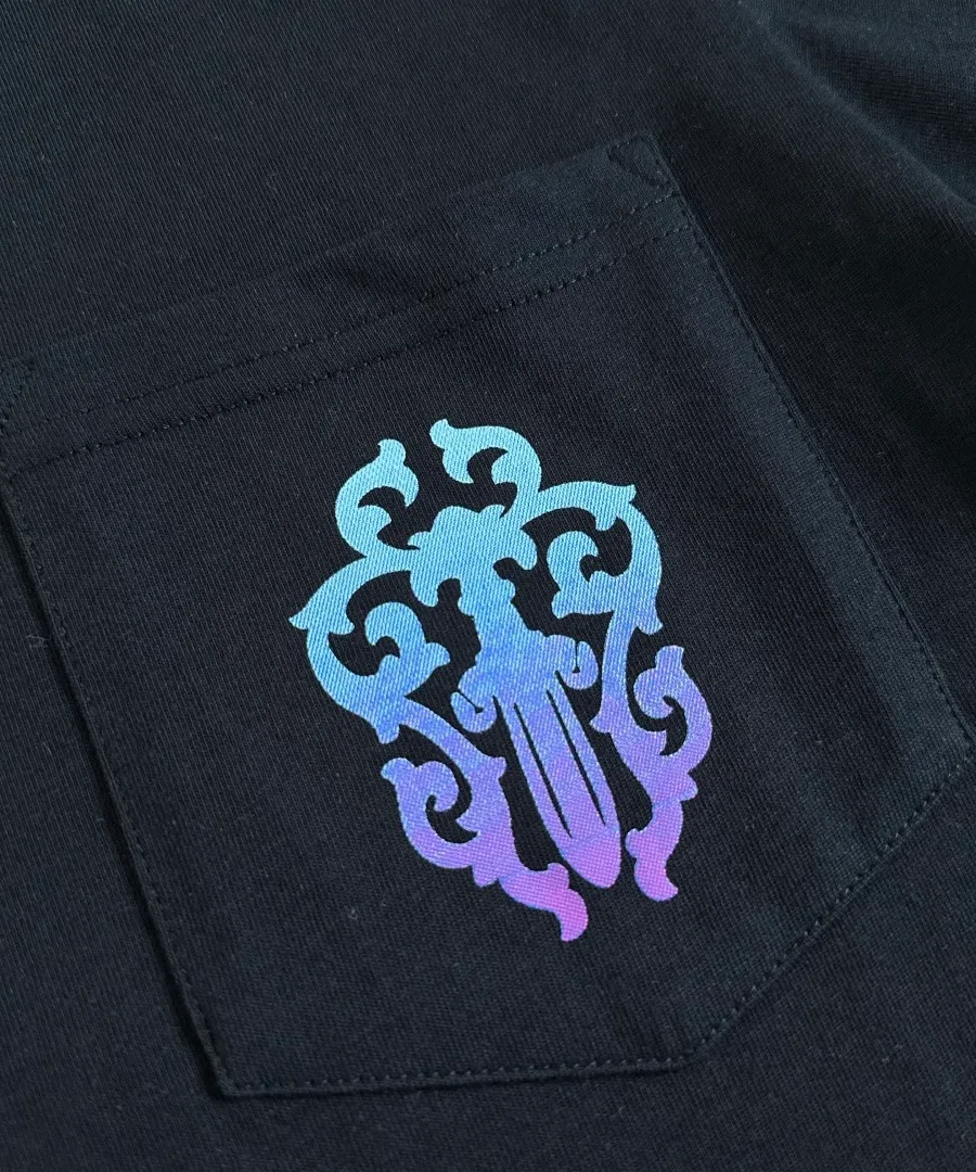 Накладной карман с принтом на черной футболке Chrome Hearts