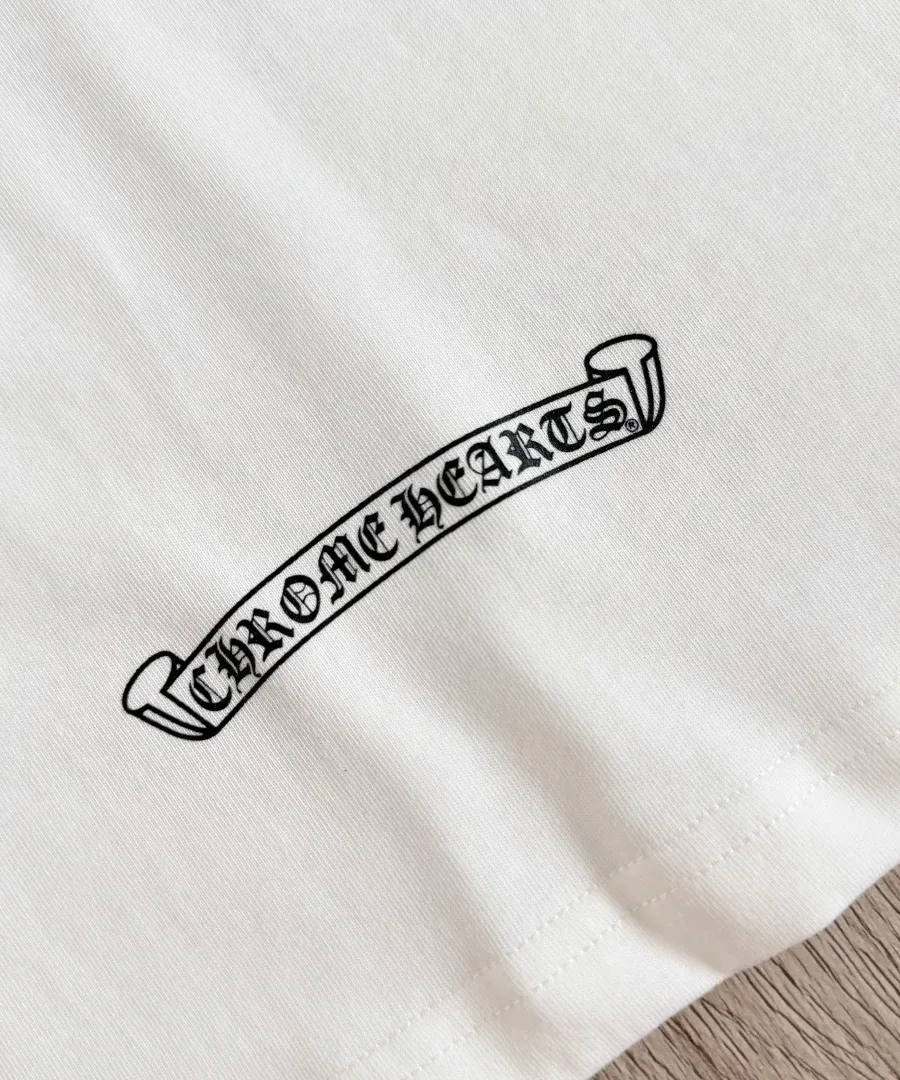 Логотип на рукаве белой футболки Chrome Hearts