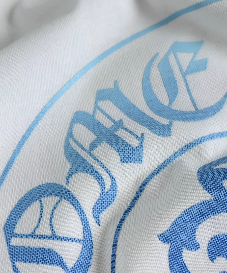 Деталь градиентного принта на белой футболке Chrome Hearts