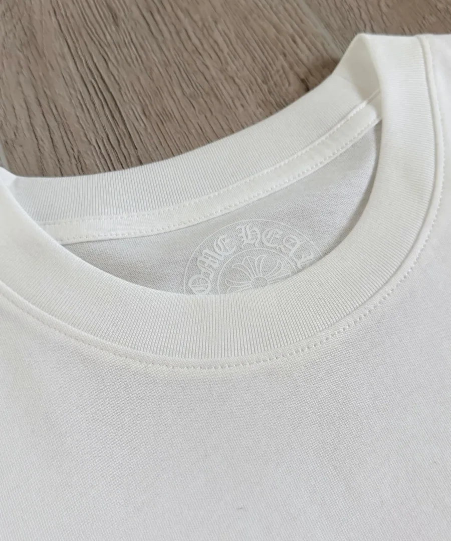 Внутренняя сторона горловины белой футболки Chrome Hearts