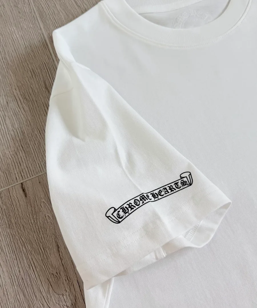 Принт на рукаве белой футболки Chrome Hearts