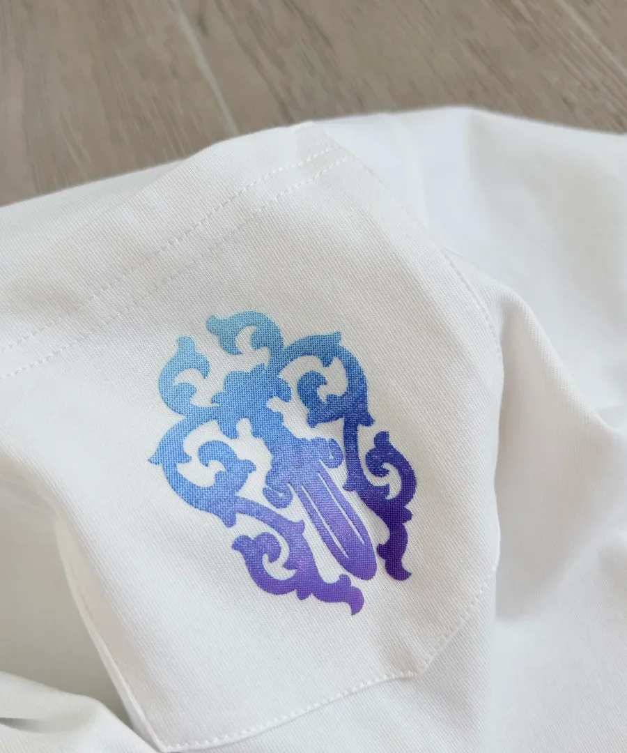 Накладной карман с принтом на белой футболке Chrome Hearts