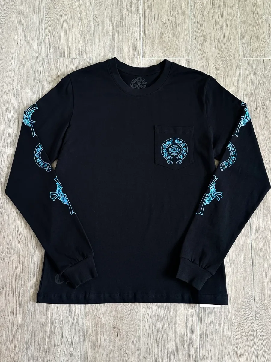 Черный лонгслив Chrome Hearts CH23SS с синими крестами, вид спереди