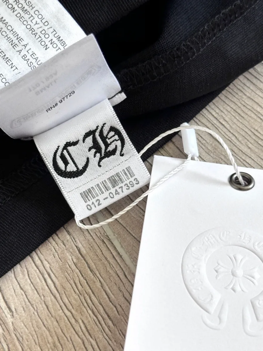 Внутренняя бирка черного лонгслива Chrome Hearts
