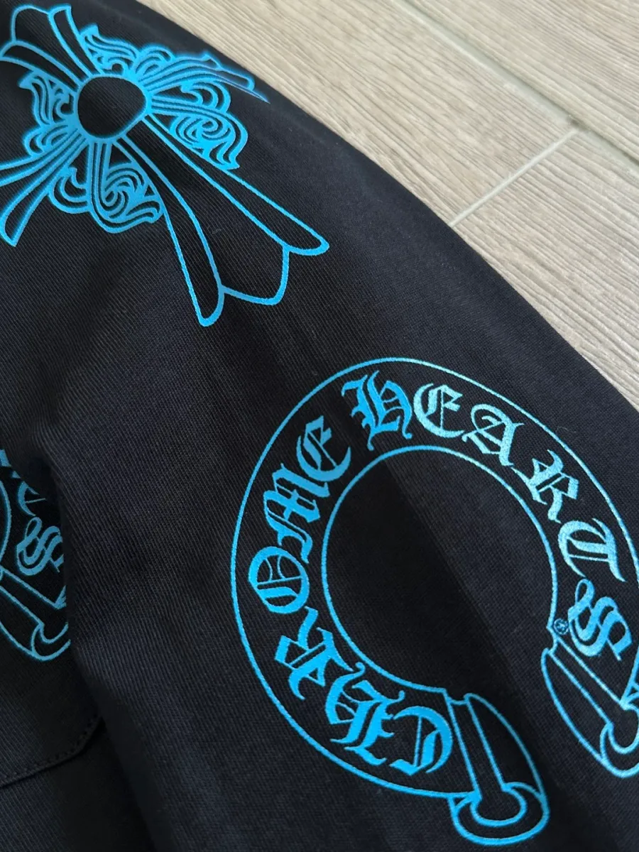 Принт на рукаве черного лонгслива Chrome Hearts