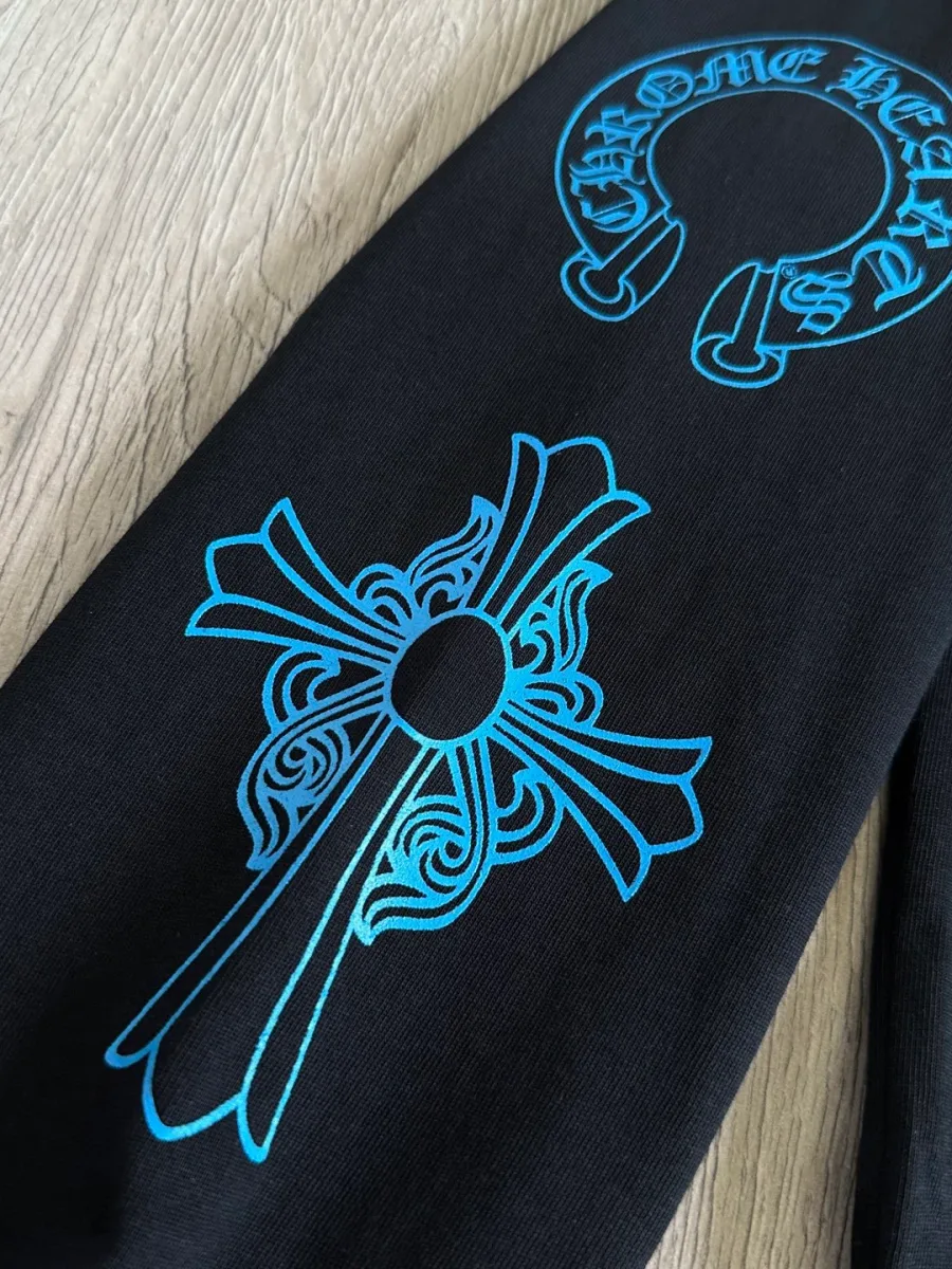 Деталь принта на рукаве черного лонгслива Chrome Hearts