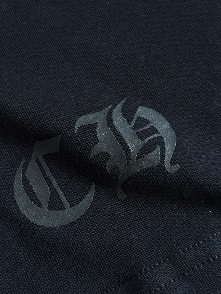 Тональный черный принт CH на подоле лонгслива Chrome Hearts