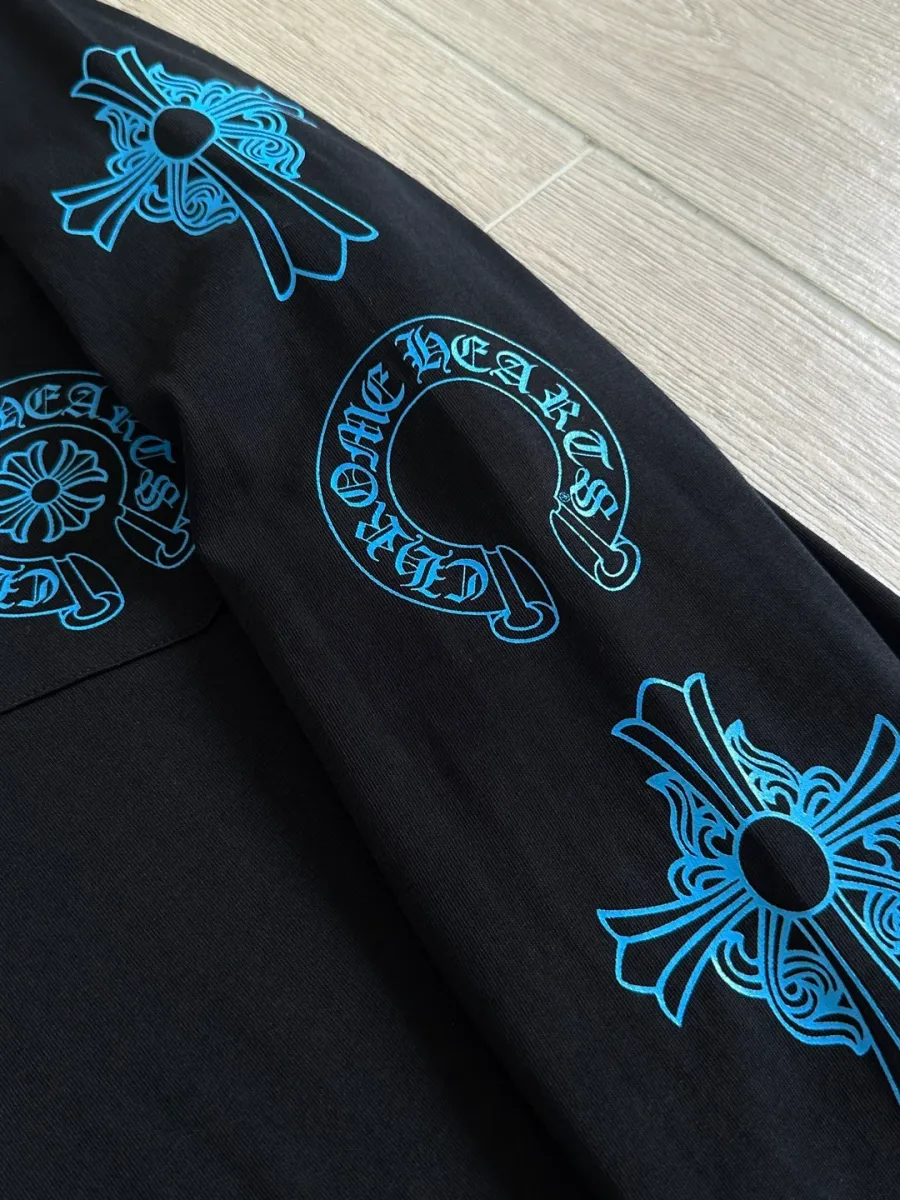 Принты на рукавах черного лонгслива Chrome Hearts