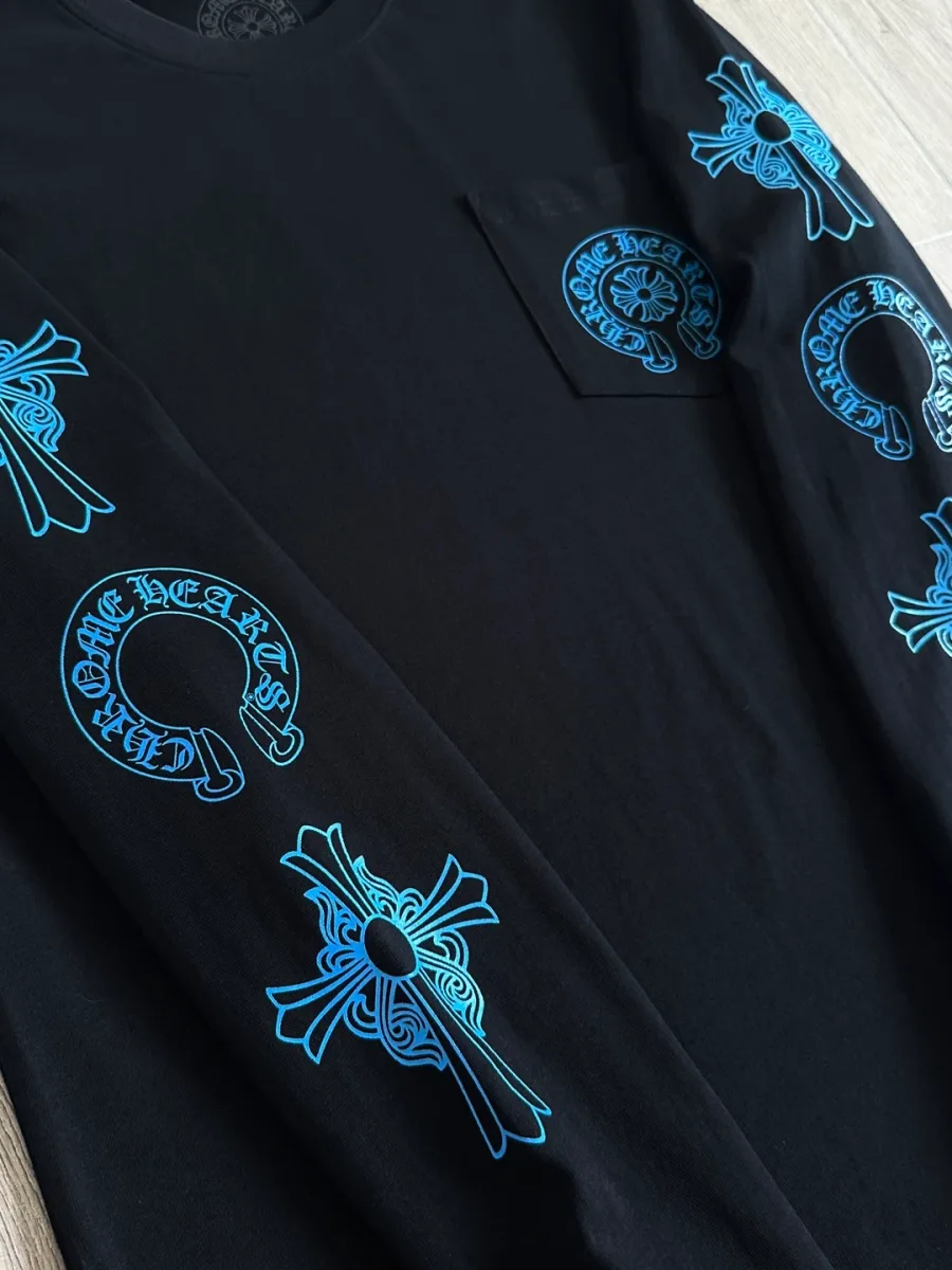 Черный лонгслив Chrome Hearts CH23SS, вид спереди сбоку