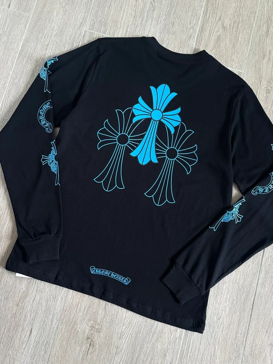 Черный лонгслив Chrome Hearts CH23SS с синими крестами, вид сзади