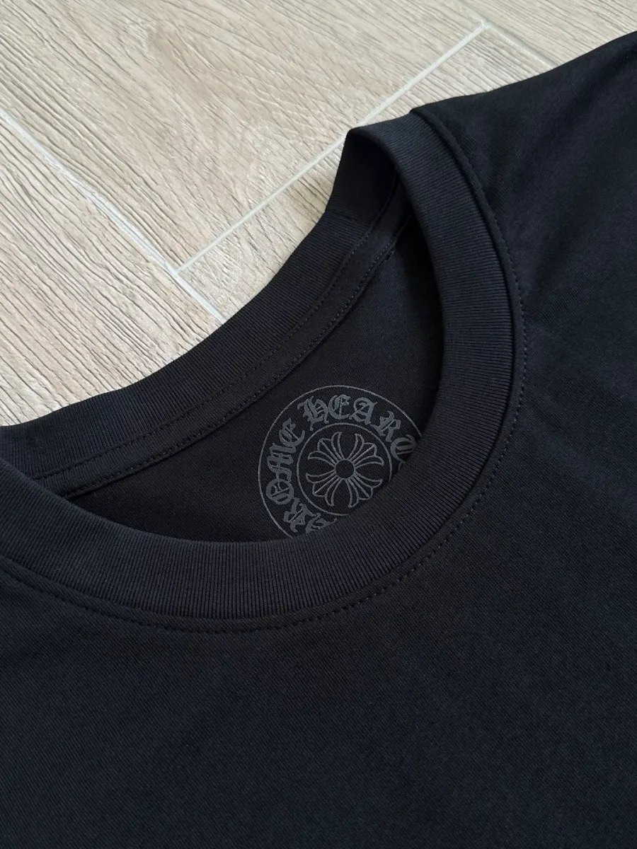 Внутренний принт на горловине черного лонгслива Chrome Hearts